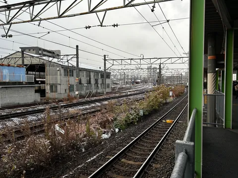 雪と架線の織りなす鉄道情景