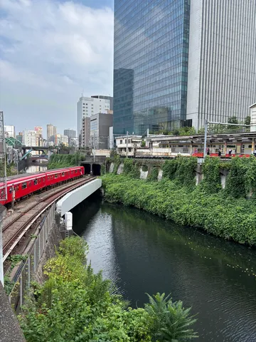 都会の緑と鉄路の邂逅