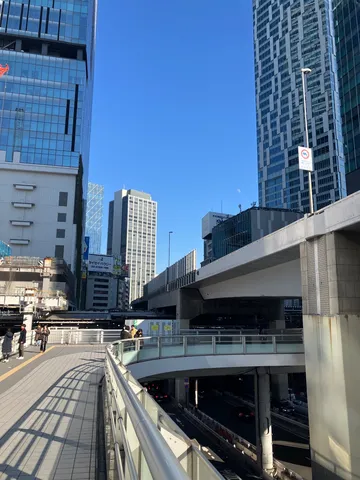 空と都会の交差点