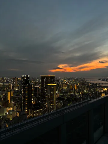 夕焼けに灯る街の輪郭