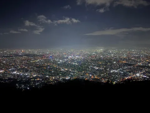 夜景の海に光る街