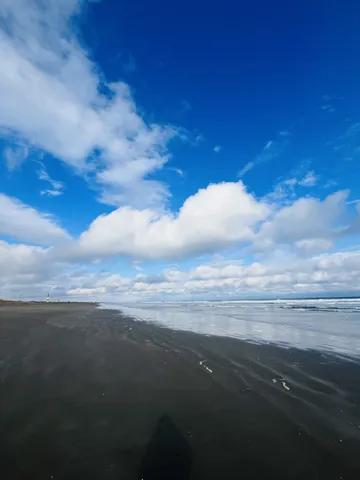 青空と砂浜、広がる深呼吸