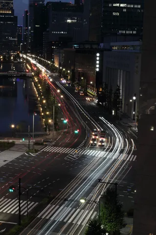 都会の夜を駆ける光の軌跡