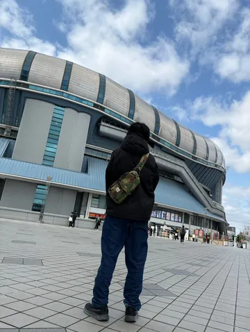 見上げる空と壮麗な建築