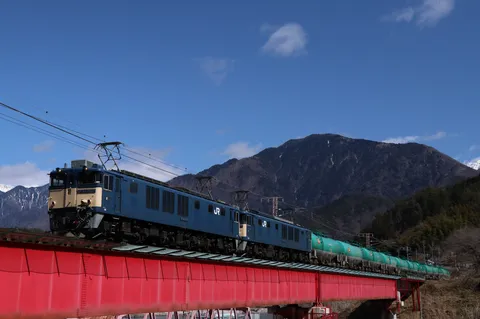 山を背に駆ける鉄路の旅