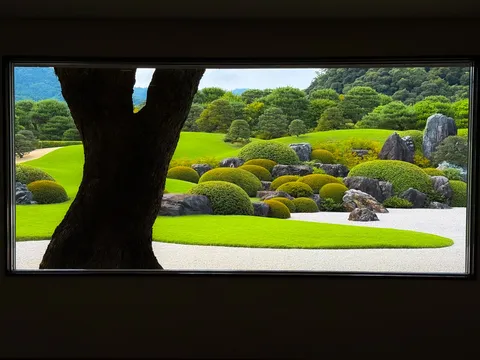 窓辺に広がる禅庭の景色