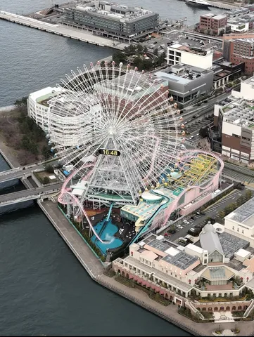 水辺に映える観覧車の光景