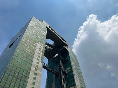 空を貫く近未来建築