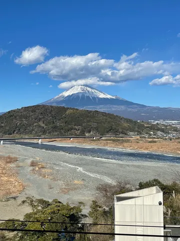悠然とそびえる富士山と川