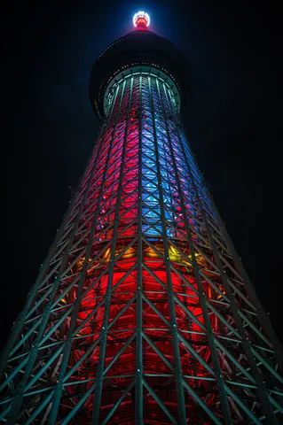 煌めく夜の塔