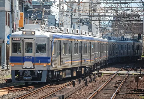 都会の空を映す銀色の車体