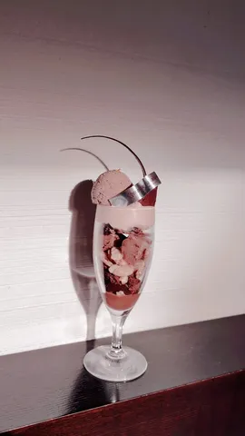 甘さの層が踊るグラス