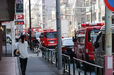 消防車？パトカー？緊急車両の列！