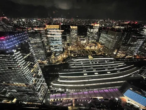 夜景を走る光の帯