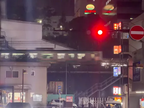 赤灯と夜の線路風景