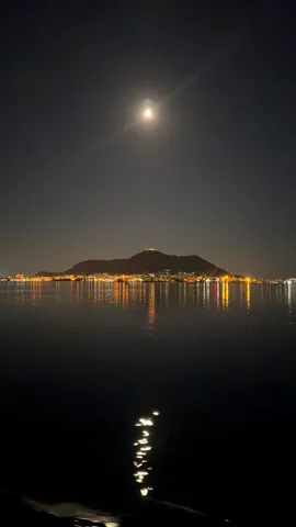 月明かりが導く、港町の夜景