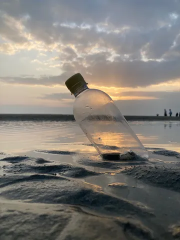 夕暮れの浜辺とペットボトル