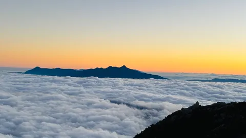 雲海に浮かぶ孤島のシルエット