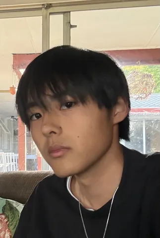 窓辺の少年、思考のひととき