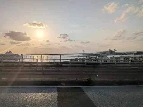 夕暮れの港、船とクレーンのシルエット
