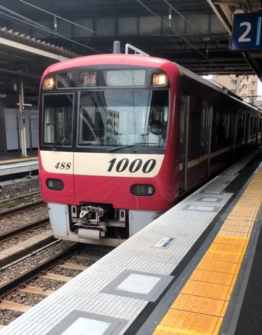 夕刻のレールに染まる車両