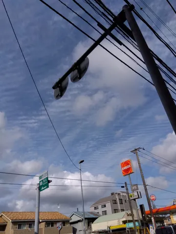空を横切る電線の影