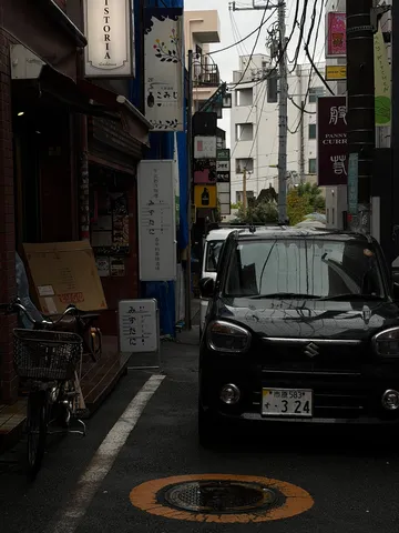雨の路地に浮かぶ日常