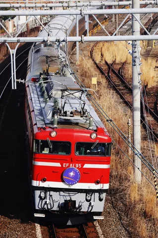 赤い機関車の線路風景
