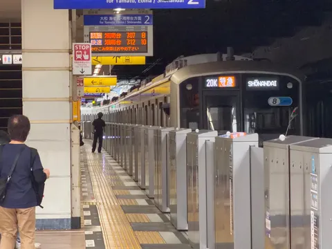 夜のホームに走る光の列車