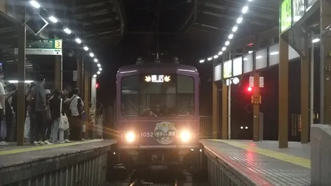 夜の終着駅、列車を待つ人々