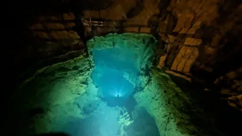 洞窟の神秘、光る水面