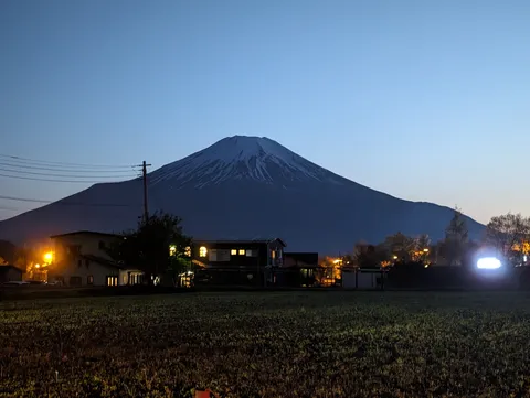 静寂に包まれた富士山と街明かり