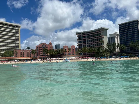 楽園に溶ける、碧い水面