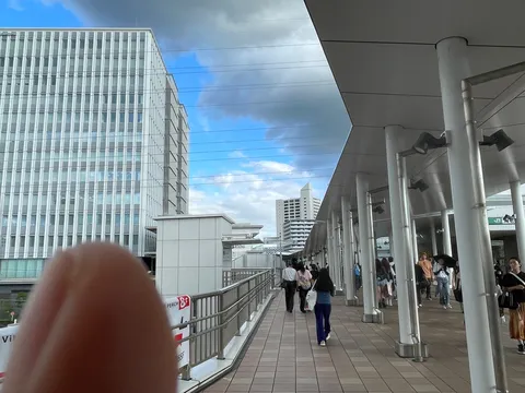都会の空と人の流れ