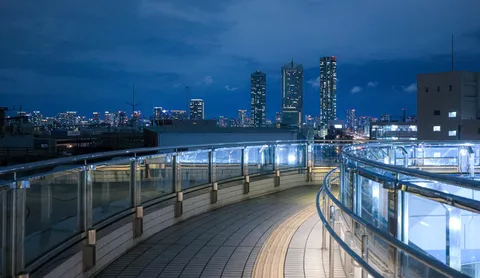 夜景へほどける回廊