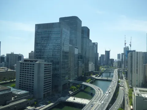 都市を縫う高架道路の躍動感