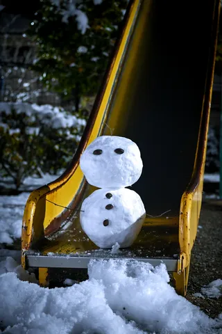 雪だるま、すべり台で一休み