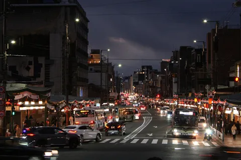 夜の帳、灯りの交差点