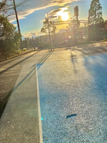 夕暮れに伸びる影と光