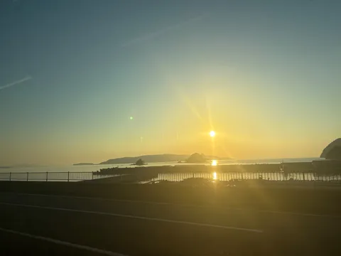 海辺に沈む太陽の輝き