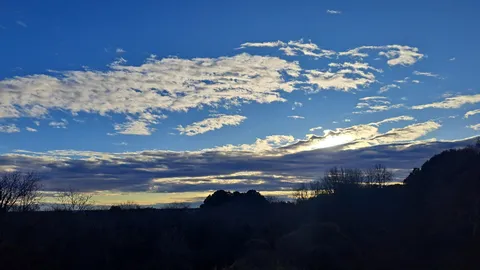 夕暮れ空に浮かぶ雲の織りなす風景