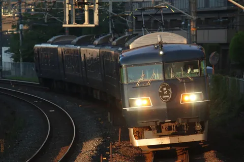 夕暮れを駆ける黒い列車