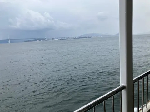 桟橋と潮のささやき