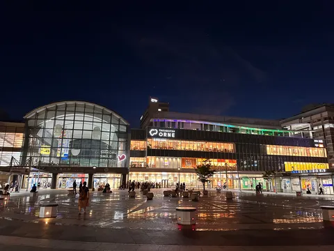 駅前広場の光と影のシンフォニー