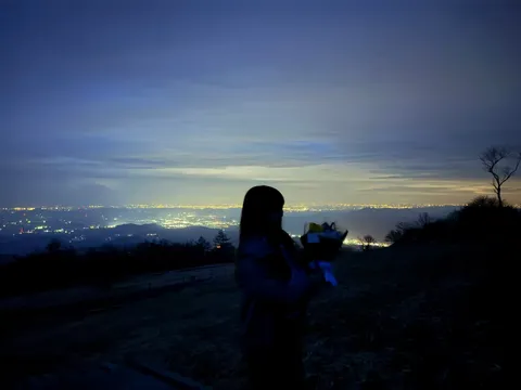 宝石箱のような夜景と花束