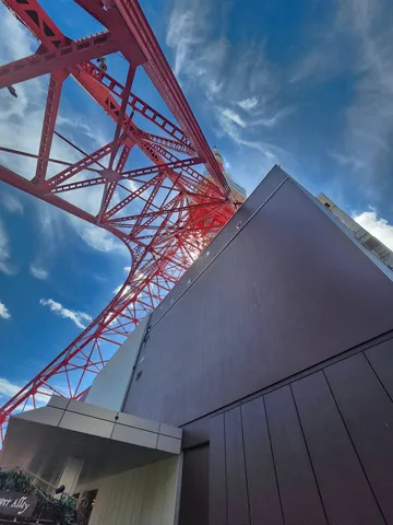 東京タワー、空に向かってそびえ立つ