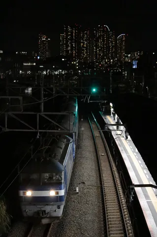 夜景と線路がくれる静かな瞬間