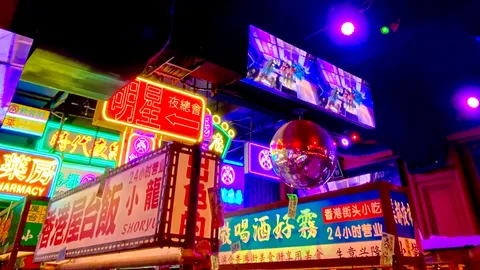 ネオンきらめく夜の街角