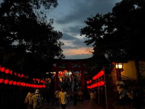 夕暮れの灯りと人の波
