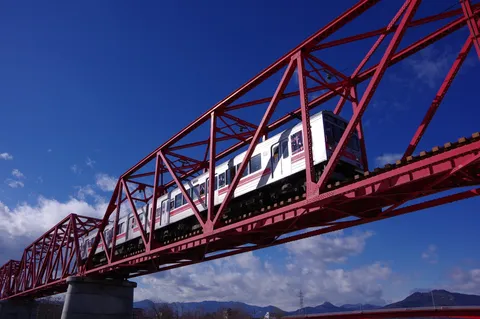 赤い鉄橋と白い電車